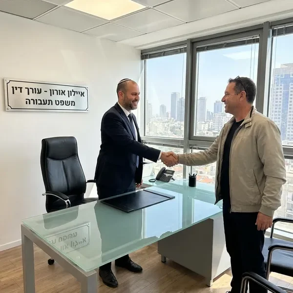 עורך דין לוחץ יד ללקוח מרוצה לאחר סיום תיק מוצלח